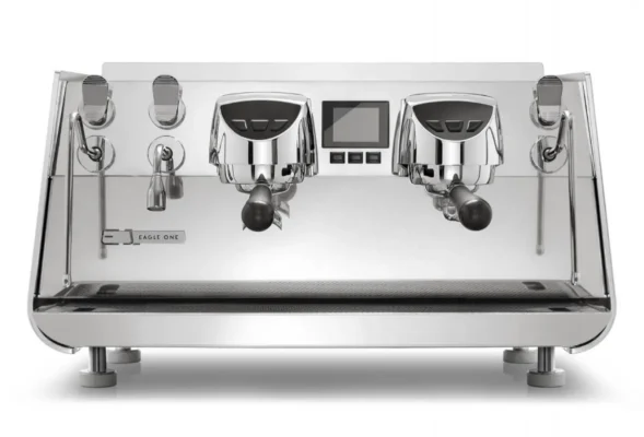 Nuova Simonelli Oscar kaffemaskin er en espressomaskin i rustfritt stål med to gruppehoder, dampstav, digitalt display og kontrollknapper på frontpanelet.