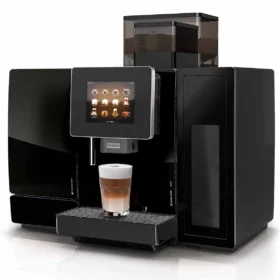 En elegant, moderne kaffemaskin brygger en kopp kaffe med melk. Maskinen har en digital skjerm som viser drikkealternativer, en kvern på toppen og en kromtut som tømmer drikken. Tross alt, god kaffe på jobb er viktig!