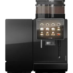 En moderne, svart Franke A800 espressomaskin med digitalt display som viser ulike kaffealternativer og en dobbel tut, isolert på hvit bakgrunn.