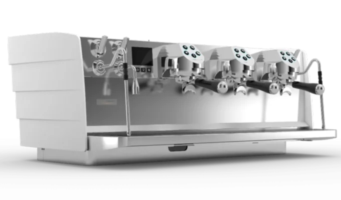 En Oscar kaffemaskin i rustfritt stål fra Nuova Simonelli med tre gruppehoder, dampstaver og digitalt display, designet for profesjonell kaffetilberedning.