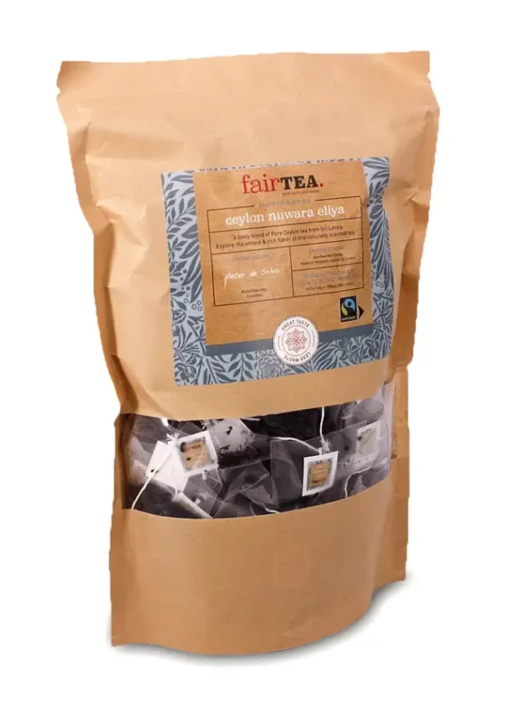 En pakke med FairTea-merket Ceylon Nurawa Eliya te, delvis åpen for å vise individuelle teposer inni.