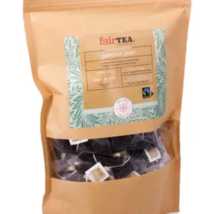 En delvis åpen pakke med FairTea Jasmin Pear te, med teposer inni, mot en hvit bakgrunn.
