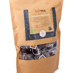 En brun papiremballasje med FairTea Earl Grey Blue Flower-te, delvis åpen på toppen og avslører teposer inni.