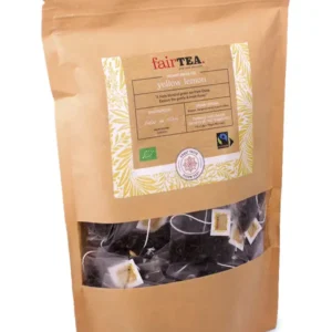 Pakke med fairtea gul sitronte med et klart vindu som viser teposer, isolert på en hvit bakgrunn.