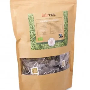 En brun papirpose med "FairTea Lemon Ginger" sitrongresste med synlige teposer inni, sertifisert økologisk og rettferdig handel, isolert på en hvit bakgrunn.