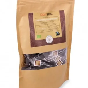 Brun papirpakke med "FairTea Raspberry Pomegranate" merket te med et gjennomsiktig vindu som viser løse blader, merket med sertifiseringer og en produktbeskrivelse.