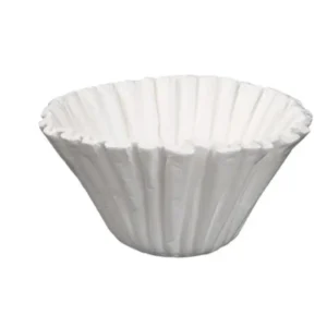 Et hvitt, riflet papirkaffefilter isolert på en hvit bakgrunn.