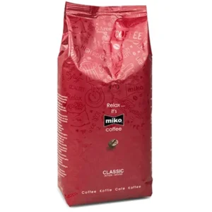 En rød kaffepose merket "miko kaffebønner" med illustrasjoner og tekst relatert til kaffe, merket som "klassisk" variant.