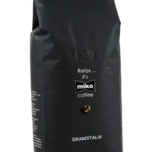 En svart kaffepose merket "Miko" med teksten "slapp av... det er kaffe" og "Grand Italia" under, med et lite kaffebønner-bilde nær sentrum.