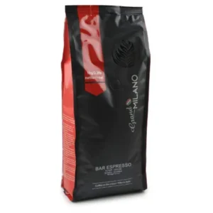 En forseglet pose caffè italiano bar espressokaffe på hvit bakgrunn. posen er svart og rød med hvit tekst.