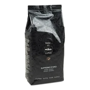 En svart kaffepose merket "supremo d'oro" med tekst og ikoner som beskriver kaffens egenskaper.