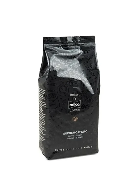 En svart kaffepose merket "supremo d'oro" med tekst og ikoner som beskriver kaffens egenskaper.