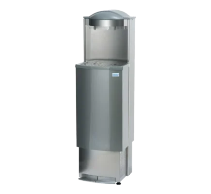 Frittstående vanndispenser og kjøler med en finish i rustfritt stål isolert på en hvit bakgrunn.