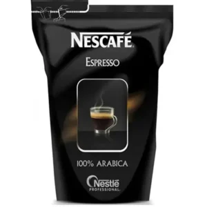 En svart pose med nescafe espressokaffe med glidelåsforsegling, merket som "100% arabica" under nestlé profesjonelle merkevare.