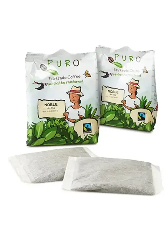 To pakker puro fairtrade kaffe med illustrasjoner av mennesker og natur på etikettene, og to løse teposer foran.