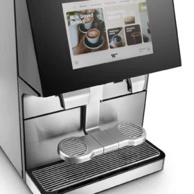 Den elegante Wittenborg w100 kaffemaskinen har en sofistikert berøringsskjerm som tilbyr en rekke drikkealternativer, inkludert melkebaserte og espressobaserte drikker.