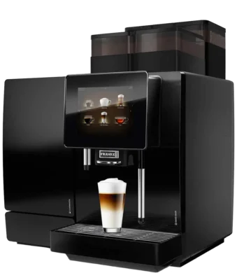 En moderne Franke A400 kaffemaskin med digitalt display som viser frem en nylaget latte i et glass.