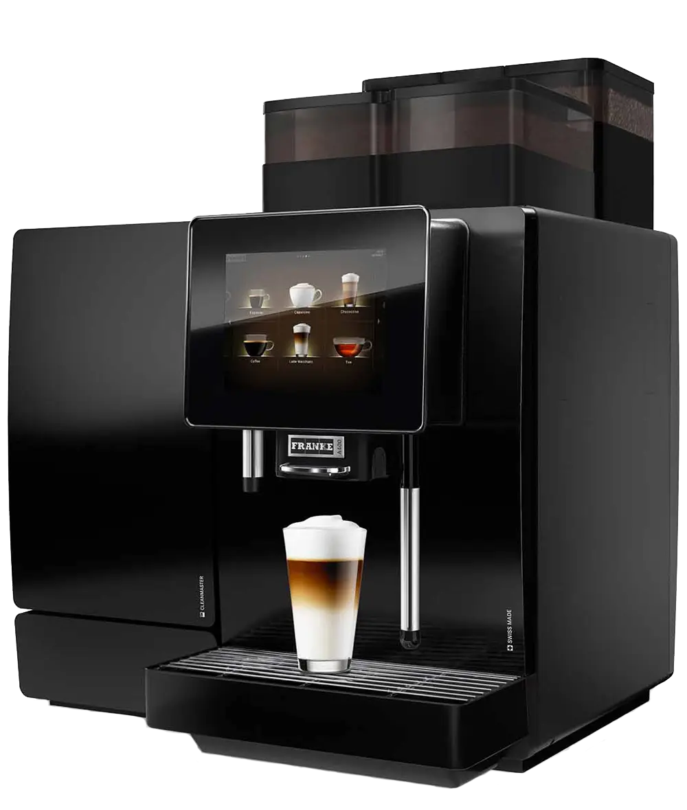 En moderne Franke A400 kaffemaskin med digitalt display som viser frem en nylaget latte i et glass.
