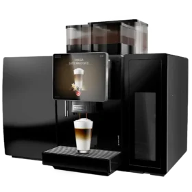 Moderne Franke A800 kaffemaskin med digital skjerm som viser en vanilje latte macchiato, mot en hvit bakgrunn.
