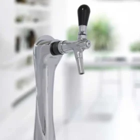 Nærbilde av en skinnende escowa albatross pro 1 vanndispenser med svart håndtak i et uskarpt hvitt rom.