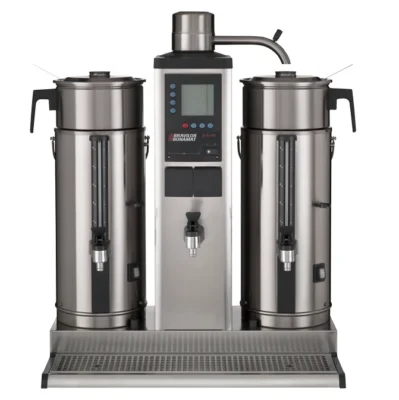 Kommersiell kaffetrakter i rustfritt stål som ligner Bonamat Bolero 11, med to store urner, sentralt kontrollpanel, tappekran, skjerm og dryppbrett i bunnen.