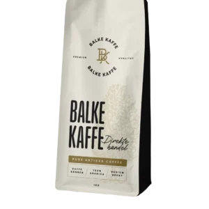 Den beige posen til Balke Kaffe er merket som ren håndverkskaffe, med 100 % Arabica-bønner i middels stekt og veier 1 kg.