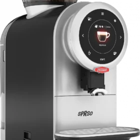 En moderne automatisk espressomaskin med digital berøringsskjerm, kaffebønnebeholder på toppen og dryppbrett merket «SPRso» foran.