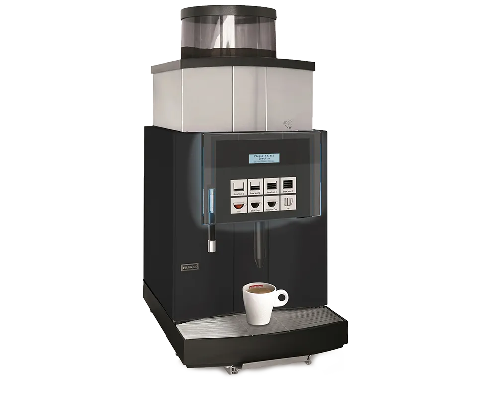 Kommersiell kaffemaskin med digitalt kontrollpanel som dispenserer kaffe i en hvit kopp, isolert på en hvit bakgrunn.