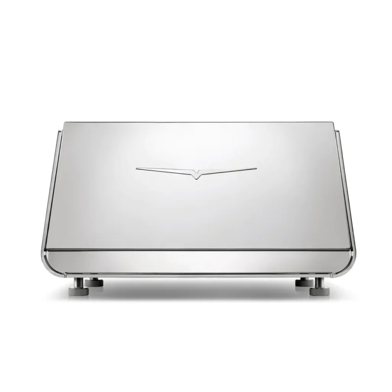 En utendørs gassgrill i rustfritt stål med skrått lokk, metallfinish og minimalistisk logo i midten, som gjenspeiler den elegante stilen til en Oscar kaffemaskin fra Nuova Simonelli, sett forfra.