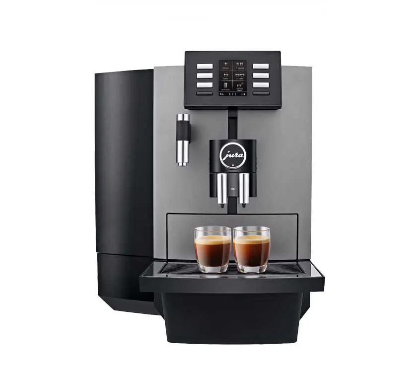 Moderne Jura kaffemaskin bedrift dispenserer espresso i to glasskopper, isolert på en hvit bakgrunn.