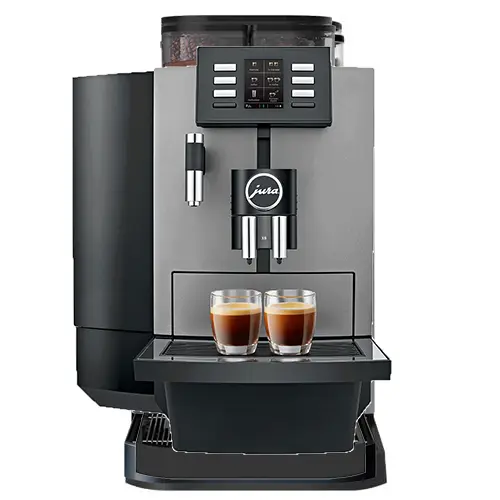 Moderne jura kaffemaskin som brygger to kopper kaffe, med digitalt display og integrert melkeskummer.