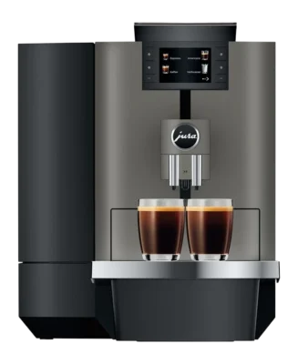 Jura X4 kaffemaskin, en automatisk kaffemaskin som brygger to kopper kaffe, sett forfra, med digitalt displaypanel øverst.