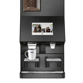 En svart kaffeautomat med en digital skjerm, kaffebønnebeholder, to utløpstuter og en hvit kopp plassert på brettet.