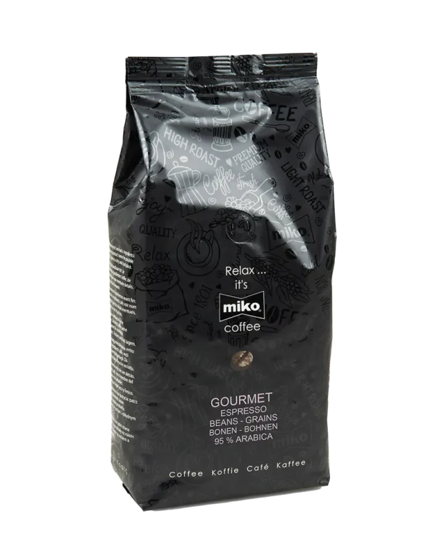 En forseglet svart pose med Miko-kaffe merket "Miko Espress Gourmet" som inneholder 95 % Arabica-bønner. Emballasjen inneholder forskjellige kafferelaterte ord og ikoner.
