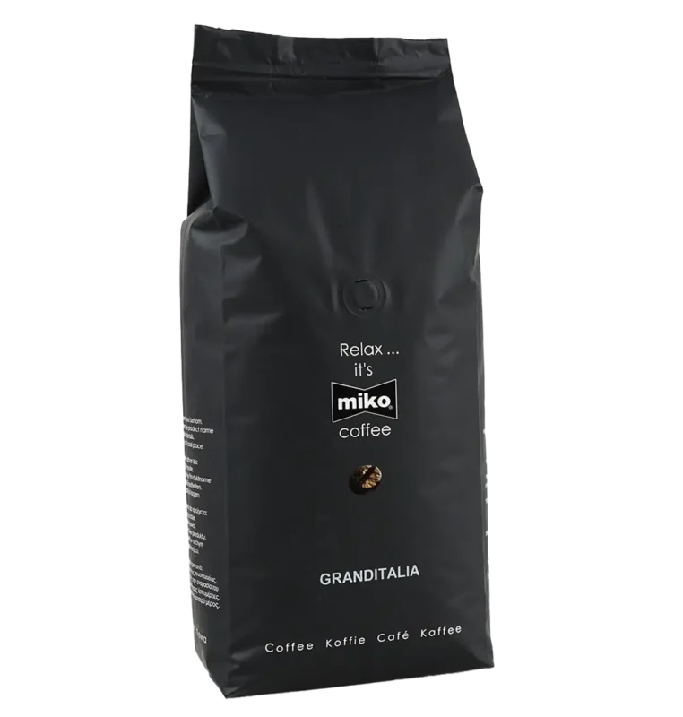 En forseglet svart pakke med Miko Grand Italia kaffebønner med teksten "Slapp av... det er Miko kaffe" på forsiden.