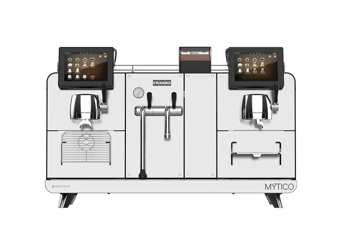 Frontbilde av en Franke Mytico kommersiell kaffemaskin med to berøringsskjermer, to dispensere og en sentral dampstav.