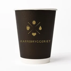 En mørkebrun engangs kaffekopp med logoen "kaffebryggeriet" med stilisert dampende koppgrafikk, isolert på en hvit bakgrunn.