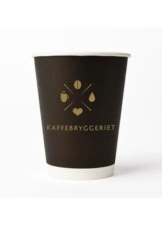 En mørkebrun engangs kaffekopp med logoen "kaffebryggeriet" med stilisert dampende koppgrafikk, isolert på en hvit bakgrunn.
