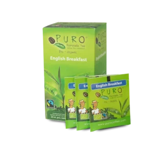 En boks med Puro Fairtrade økologisk engelsk frokostte med tre individuelle teposer utstilt foran. Emballasjen er grønn med illustrasjoner av arbeidere og teblader.