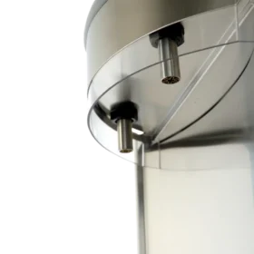 Nærbilde av en moderne Mistral R 2000 vanndispenser i rustfritt stål med synlige bønner, mot hvit bakgrunn.